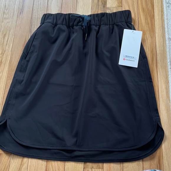 lululemon athletica Dresses & Skirts - Lululemon On The Fly Skirt, Size 6, NWT